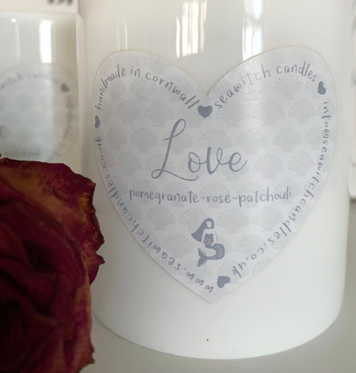 Mouse Tea Light Holder – White £12.00 A charmingly simple ceramic mouse tea light holder with cut out star detail Place a T-light inside and watch the flickering flame project a charming starry shadow Comes complete with LED T-Light Size is approx 14.5cm x 10.5cm. Pomegranate Noir