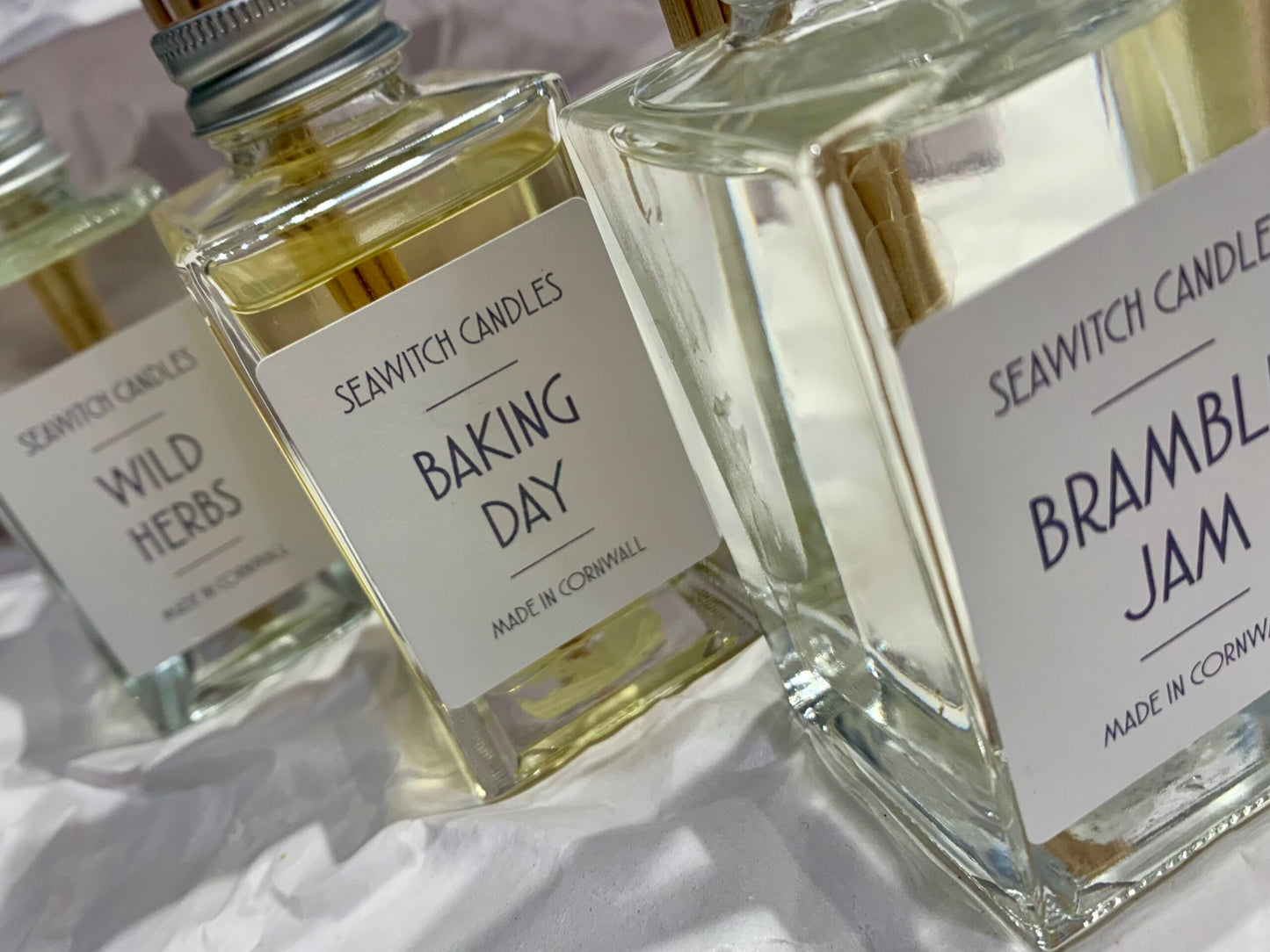 Baking Day - Hand Made Scented Diffuser  Warm vanilla, gingerbread and caramel aromas with a pinch of sweet spices  Perfect as a Christmas Scent too  This 100 ml diffuser releases a constant aroma to scent your room beautifully for at least 12 months. Handmade in Mousehole, Cornwall by Seawitch Candles Ingredients: Base oil and fragrance oils – comes with 6 natural reeds