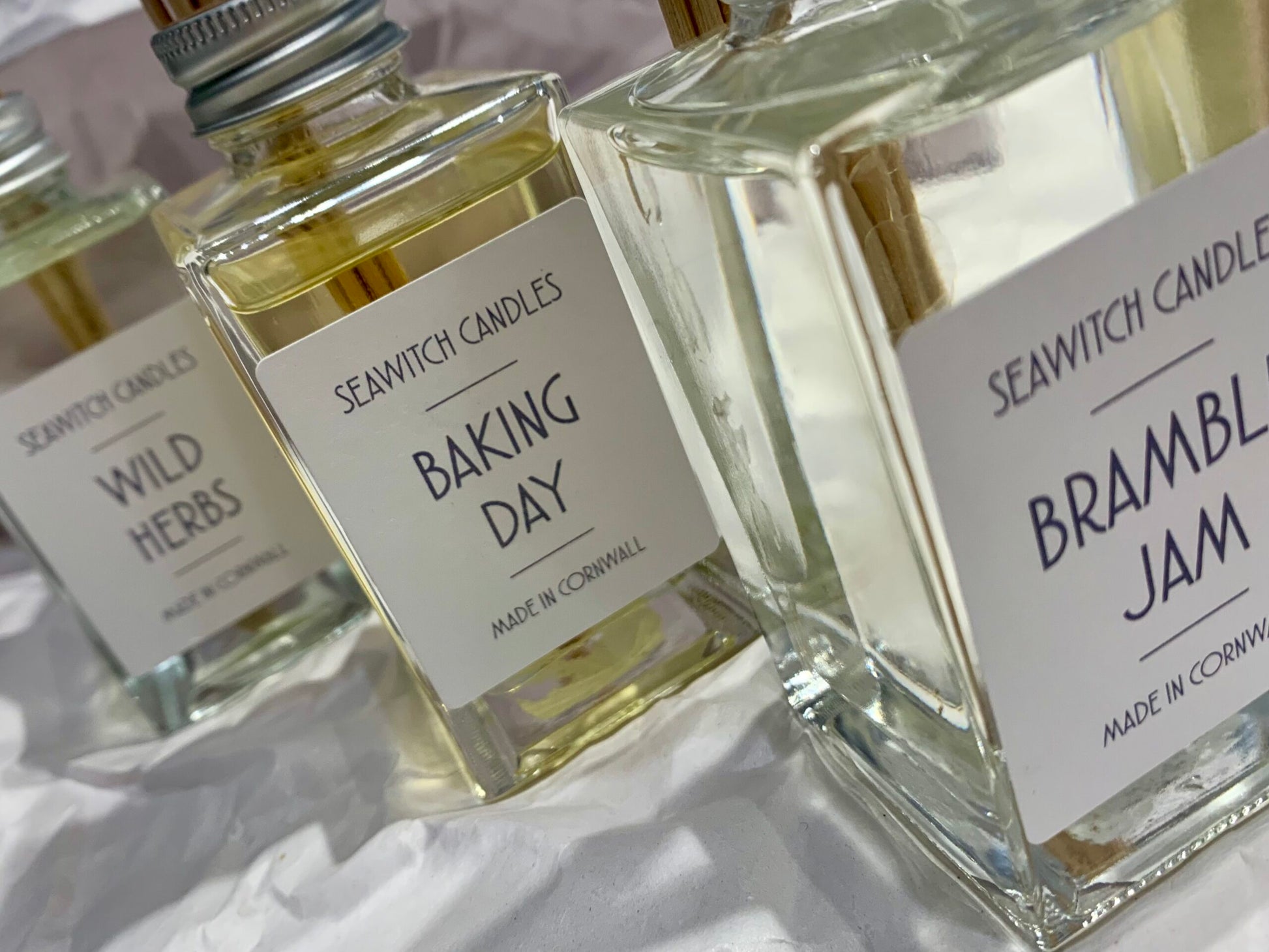 Baking Day - Hand Made Scented Diffuser  Warm vanilla, gingerbread and caramel aromas with a pinch of sweet spices  Perfect as a Christmas Scent too  This 100 ml diffuser releases a constant aroma to scent your room beautifully for at least 12 months. Handmade in Mousehole, Cornwall by Seawitch Candles Ingredients: Base oil and fragrance oils – comes with 6 natural reeds