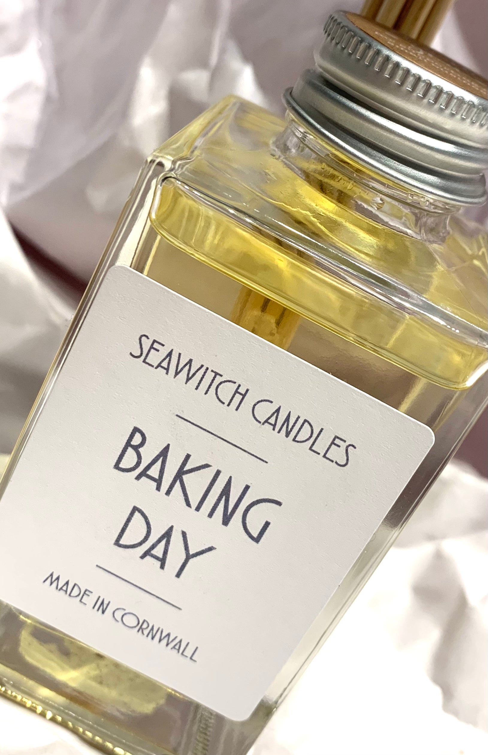 Baking Day - Hand Made Scented Diffuser  Warm vanilla, gingerbread and caramel aromas with a pinch of sweet spices  Perfect as a Christmas Scent too  This 100 ml diffuser releases a constant aroma to scent your room beautifully for at least 12 months. Handmade in Mousehole, Cornwall by Seawitch Candles Ingredients: Base oil and fragrance oils – comes with 6 natural reeds